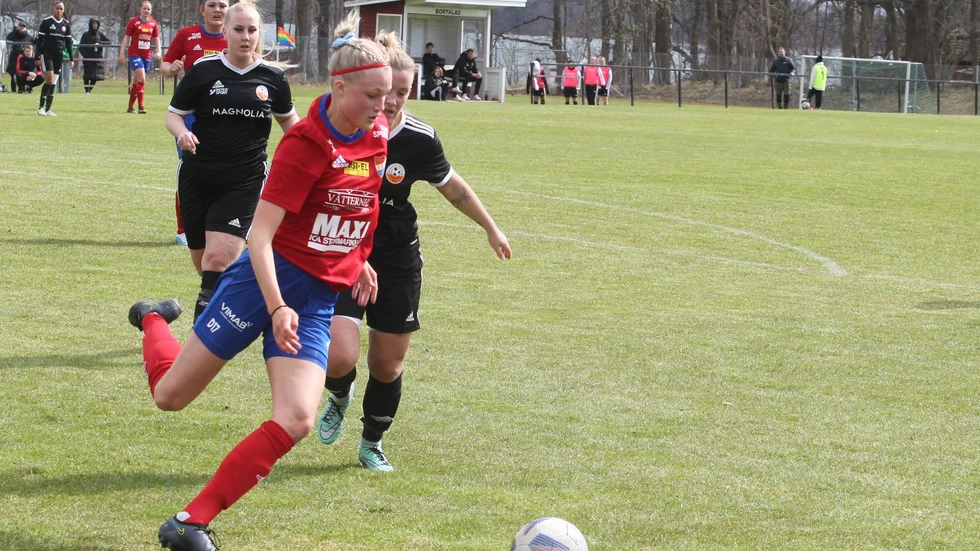 Emma Gustafsson gjorde ett av målen när Boren vann med 2-1 (1-1) mot Stureby på Hammarby IP på söndagskvällen. Nu lever tabellstriden för Boren inför derbyt i nästa omgång.