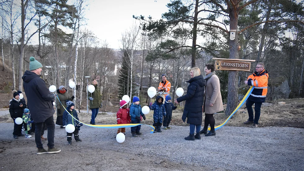 Lejonstigen invigdes på fredagen. Karolina Hedlund, förvaltningschef på samhällsbyggnadsförvaltningen i Kinda kommun och Kajsa Claesson, vd Kindahus, klippte bandet tillsammans.
