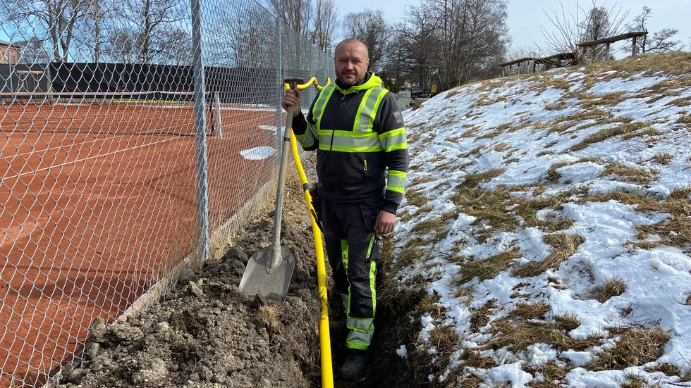 "Det är fortfarande hårt i marken", säger Andriy Lishchynsky som på uppdrag av kommunen och Bogfelts installerar strålkastare kring de tre tennisbanorna på Visholmen.