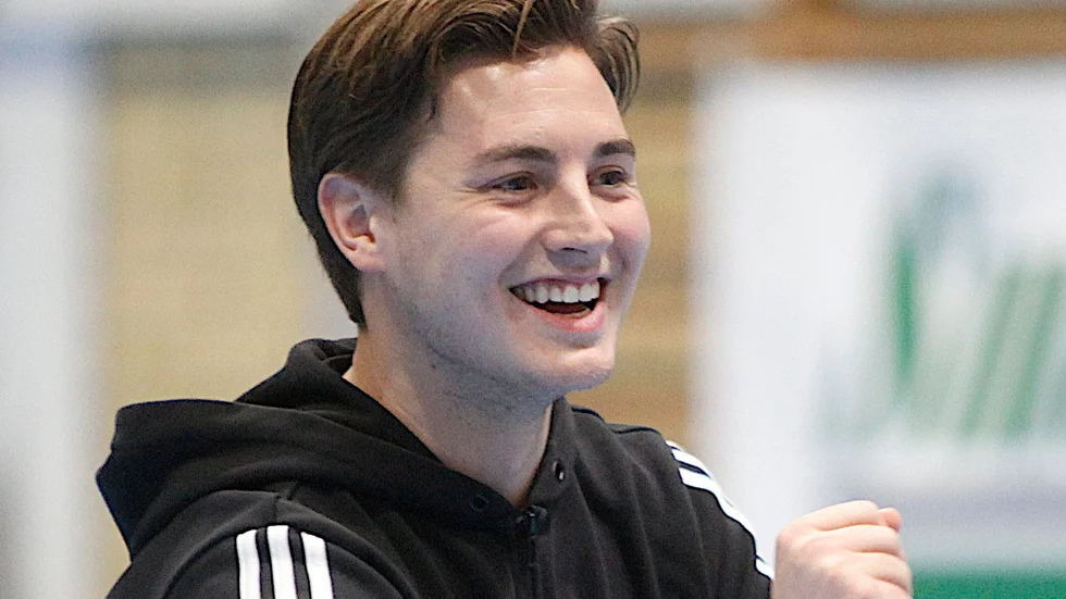 EIBK-tränaren Mathias Piispanen gläds år att laget räddade division 4-kontraktet till slut. det blev seger i sista matchen mot Nyby med 4-3 på bortaplan.