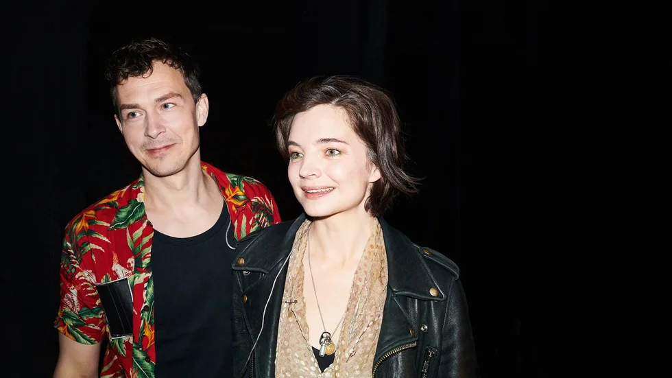 Oscar Töringe och Louise Peterhoff spelar huvudrollerna i "Alltid vara vi" – en musikteaterföreställning som bygger på Veronica Maggios och Oskar Linnros låtar. Pressbild.