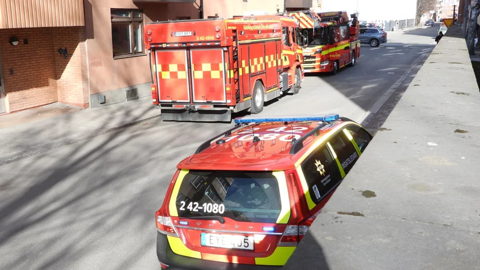 Enligt de initiala uppgifterna ska det lukta rök i ett flerfamiljshus.