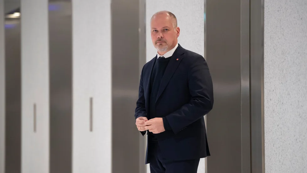 Morgan Johansson står och väntar på något.