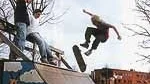 Johann Gustavsson, en av dem bakom den nya skatehallen i Uppsala gör tricket "kickflip to fakie".