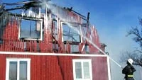Det stora boningshuset totalförstördes sedan övre delen övertänts. En brandman skadades under släckningsarbetet.