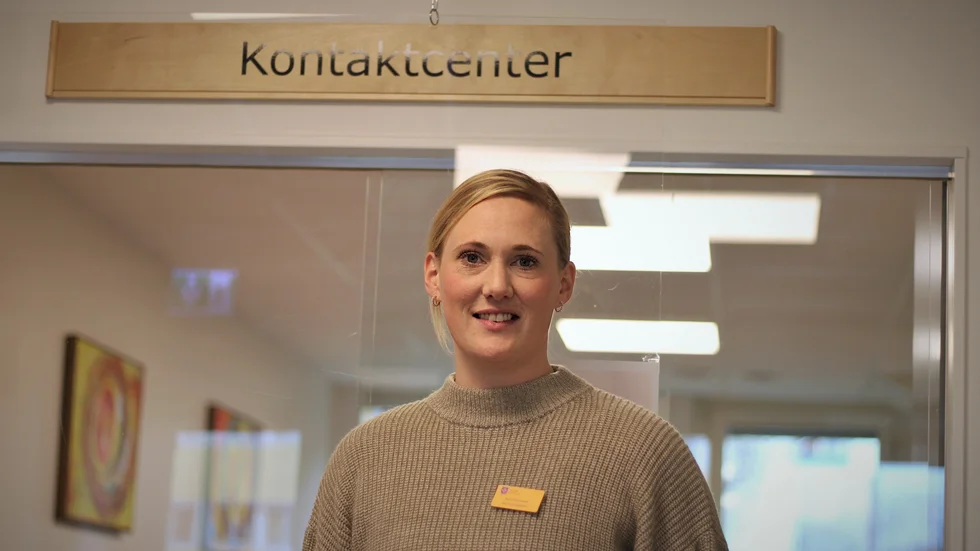 Om du vill komma i kontakt med Kinda kommuns kontaktcenter så ringer du än så länge till kommunens växel. Så småningom ska kontaktcenter dock få ett eget telefonnummer, så att inringare ska slippa slussas runt. Här syns en av kommunvägledarna, Sara Johansson.