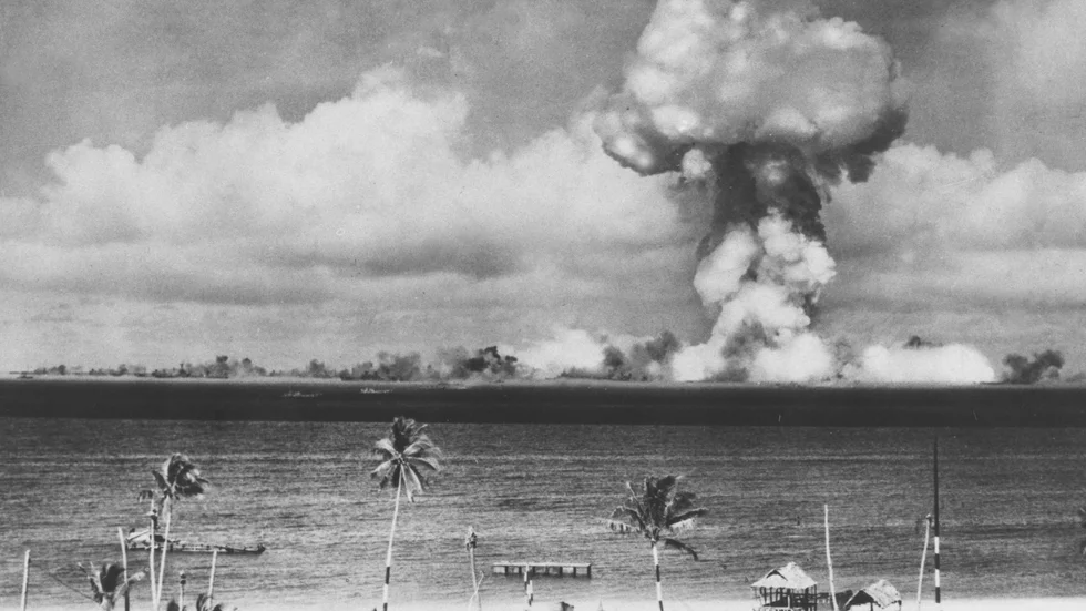 Kärnvapen och ett auktoritärt ledarskikt bland atomländerna innebär ett farligt spel. Bilden visar en atombomb som provsprängs på Bikini atollen.
