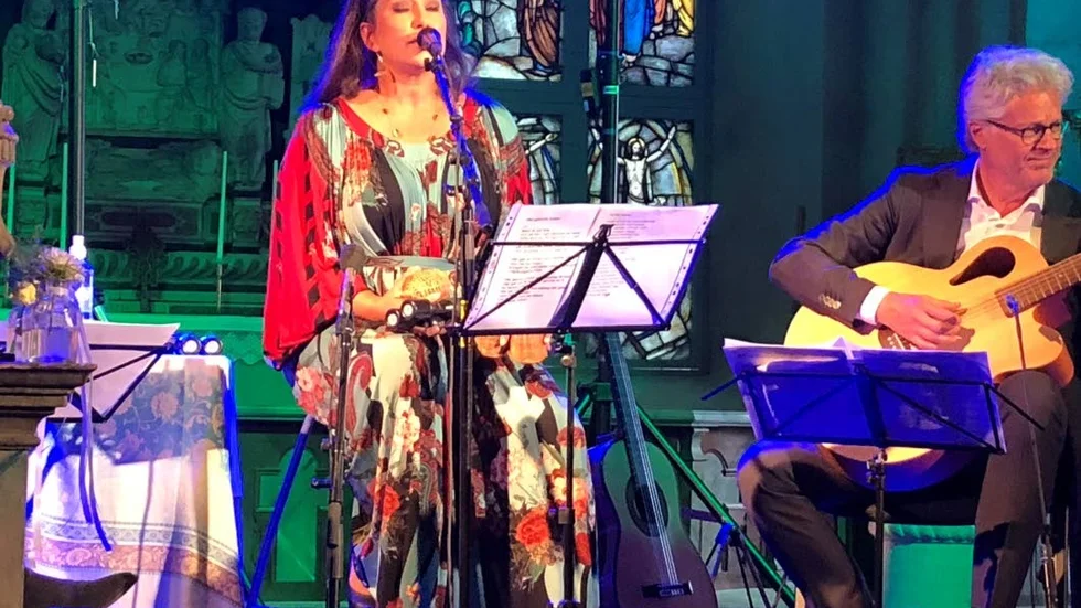 Lisa Nilsson bjöd på sig själv och mängder med fin musik i sällskap av Mats Bergström och Mattias Torell (skymd) när hon avslutade Rasbo Kulturvecka.