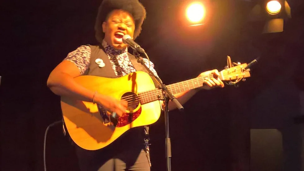 Amythyst Kiah från Johnson City, Tennessee, gjorde en solospelning på Katalin.