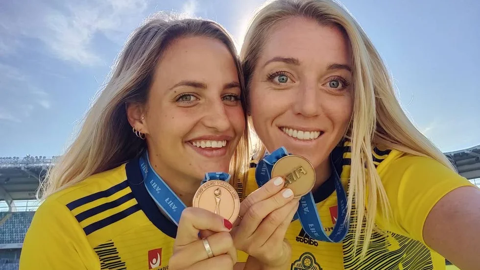 Nathalie Björn och Linda Sembrant med sina bronsmedaljer.