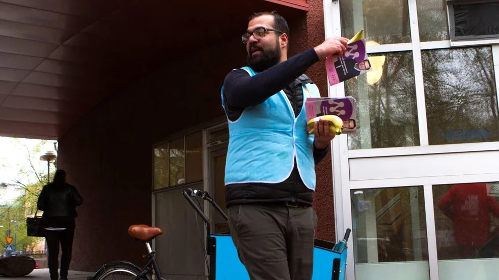 Edvin Alam, medlem i Moderaterna i Uppsala län, delade ut bananer och broschyrer till de som lämnade in sin inkomstdeklaration.