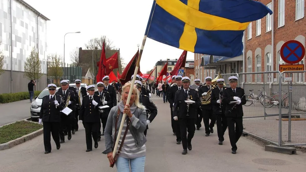 Så här såg det ut senast det begav sig med ett första maj-tåg i Tierp. Det var 2019 och ledamoten i kommunfullmäktige Barbro Wiklund ledde tåget.