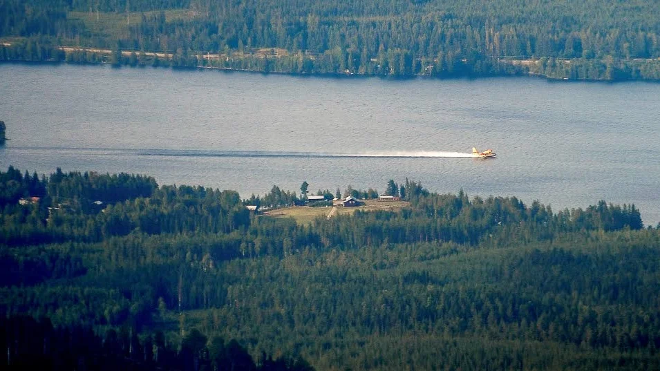 Egna vattenbombplan skulle spara skog och fastigheter, skriver Kenneth Johansson. Bilden visar en italiensk vattenbombare som  skopar upp vatten vid skogsbränderna i Ljusdal förra året.