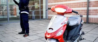 Tonåringar gripna för moppestöld