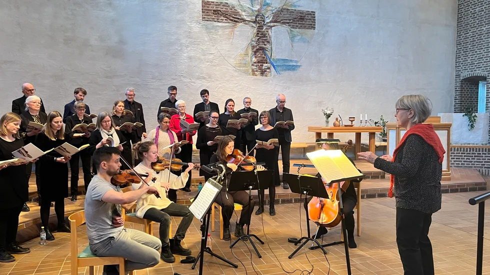 I Mårten Janssons mässa "Missa popularis" gjorde Malvakvartetten en helgjuten insats som samarbetspartner till Barbro Björklunds kammarkör, skriver UNT:s recensent. (Bilden är från genrepet.)
