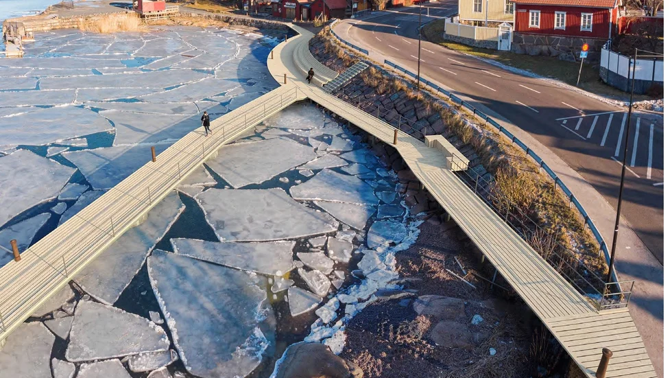 Nu ska den befintliga gångbryggan från inre hamnen ut mot färjeläget breddas och förlängas. Längs klipporna vid udden blir det en lång "solsoffa".