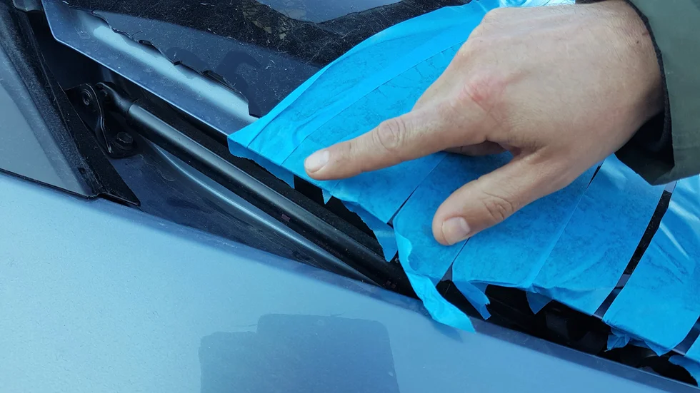 Fönsetrrutan på bilen gick sönder efter att ha träffats av flera skott från luftvapen. Den drabbade Mjölbybon visar var skotten hade träffat fönsterrutan. 