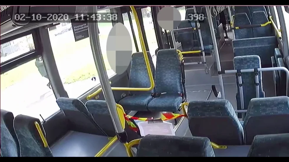 Övervakningskamerorna på bussen fångade händelsen på film.