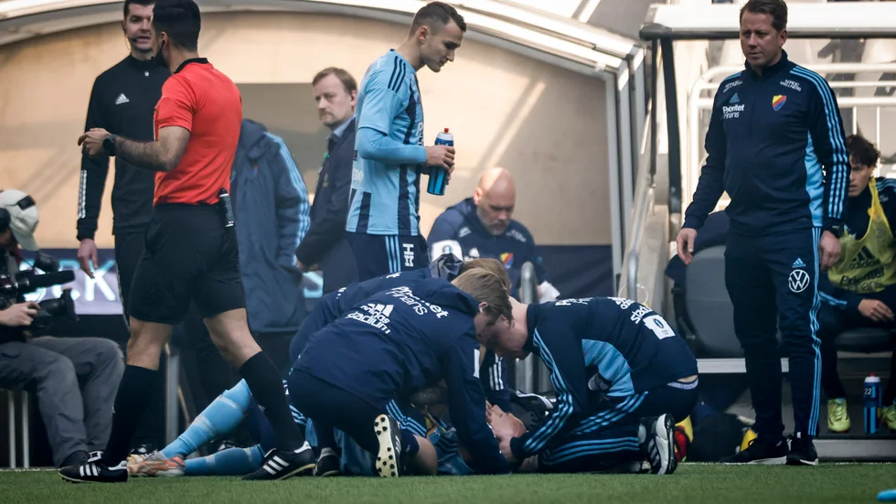 Djurgårdens lagkapten Magnus Eriksson (#7) fick en smäll och blev liggande på planen under söndagens semifinal i svenska cupen mellan Djurgården och Malmö på Tele2 Arena.