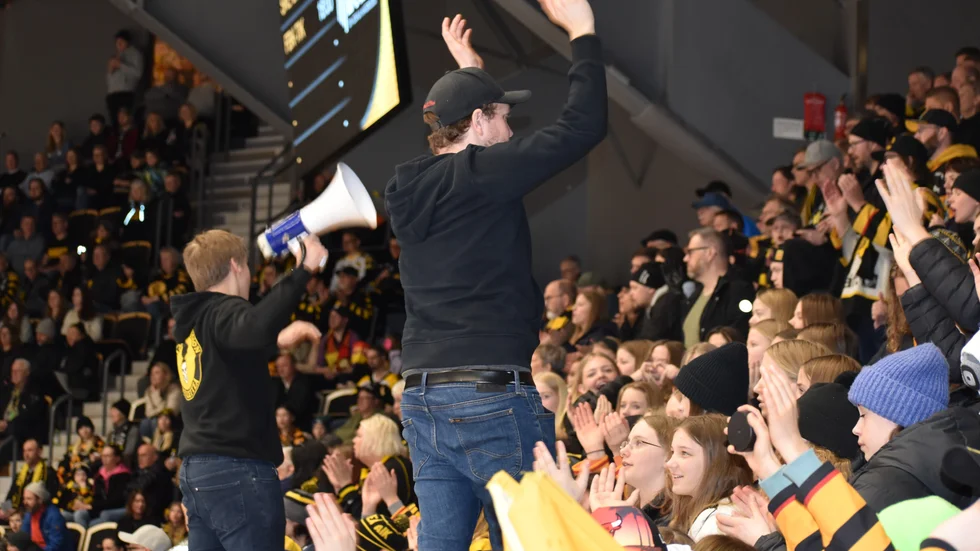 Skribenten njuter av spelet, men inte ljudvolymen, i Skellefteå Kraft arena.