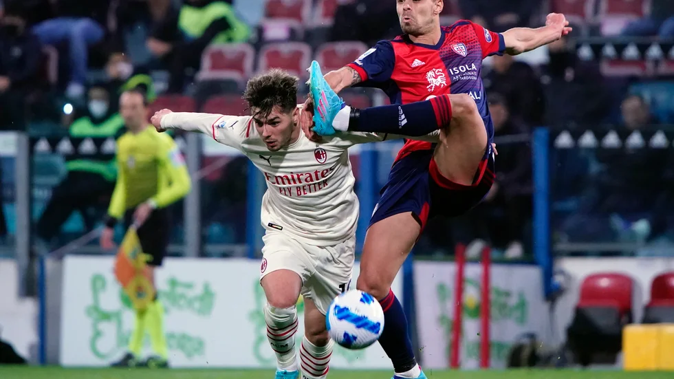 Cagliaris Alberto Grassi, till höger, i kamp med Milans Brahim Diaz.