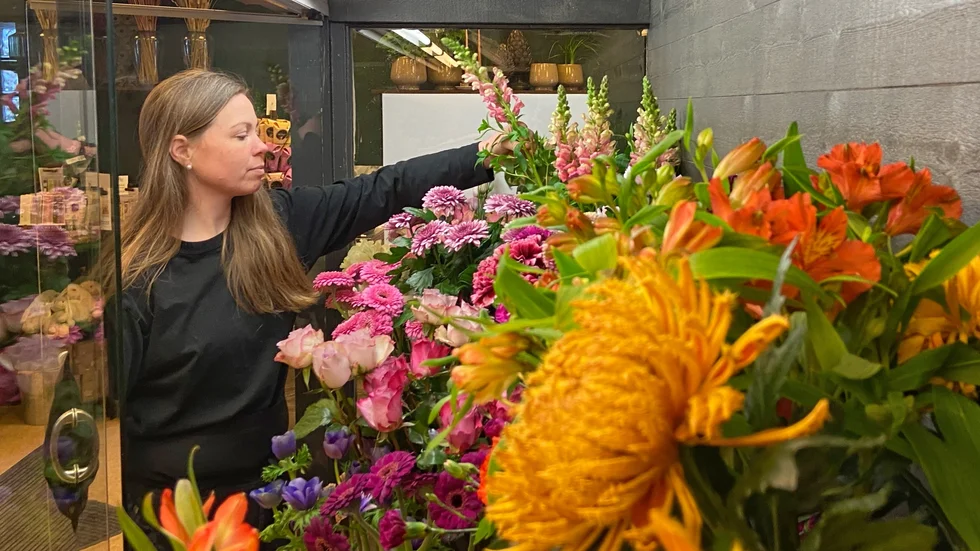 Floristen Matilda Ceder har många favoritblommor, flera för varje årstid. Just nu tycker hon att det är roligt att få jobba med vårpaletten när hon skapar buketter och arrangemang.