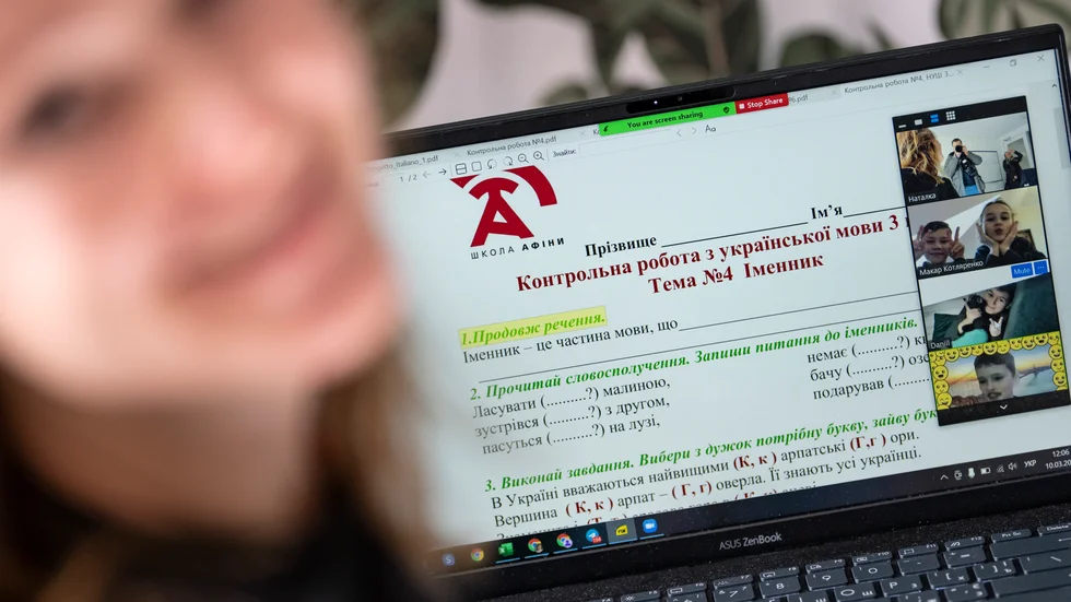 "Hello!" ropar barnen från skolan i Kiev som nu är skingrade i olika delar av Ukraina och Polen. Deras lärare Nataliia Holub fortsätter distansundervisningen från Karlskrona.