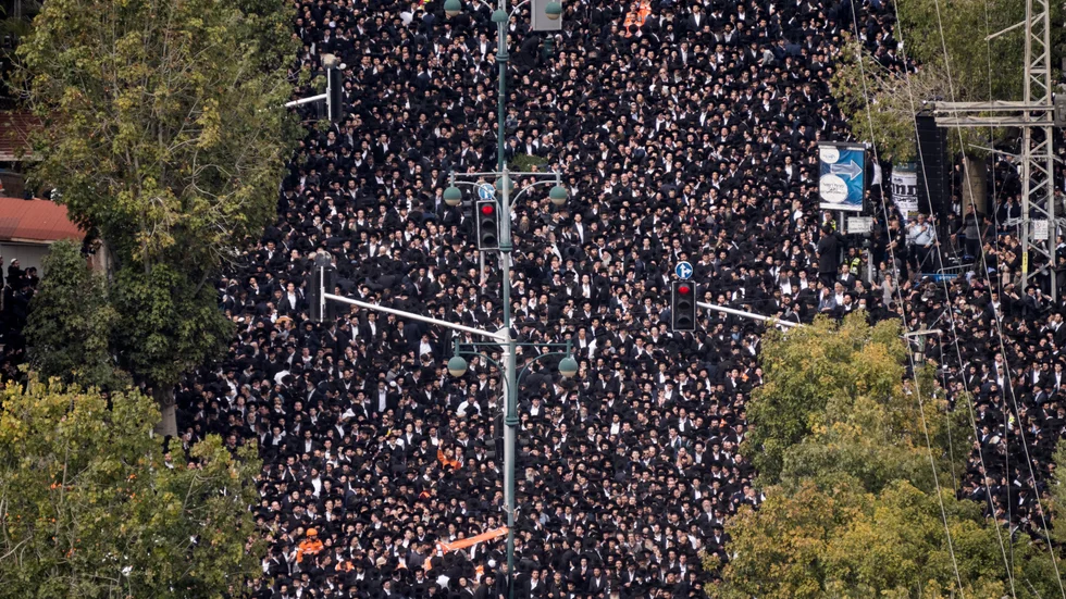 Ultraortodoxa judar på rabbi Chaim Kanievskys begravning i Bnei Brak i Israel.