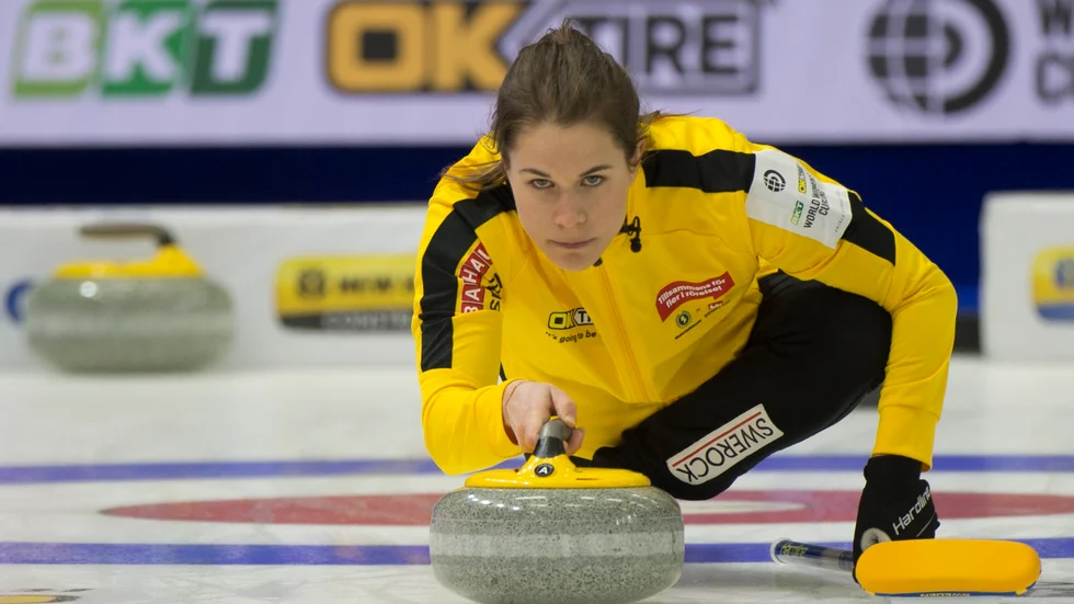 Sveriges skipper Anna Hasselborg under en tidigare match i curling-VM i Kanada.