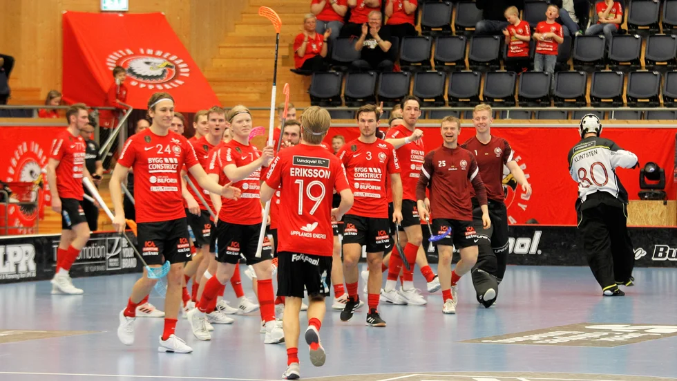 Hela Storvretas lag kommer för att gratulera Filip Eriksson till hans äkta hattrick i den tredje perioden. Eriksson har här precis satte 5-3 på straff.