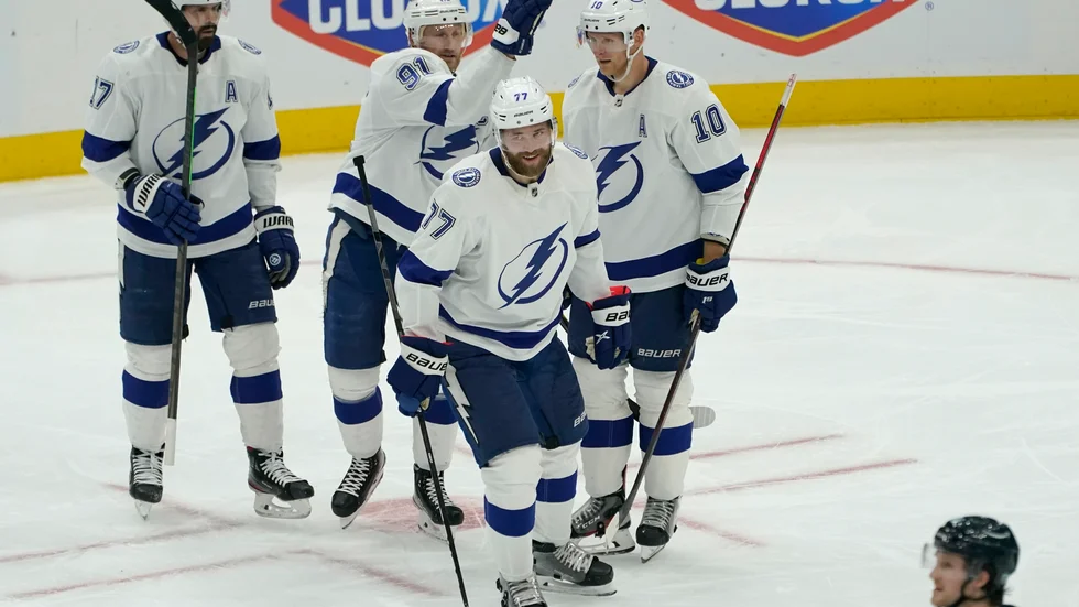 Tampa Bays svenske stjärnback Victor Hedman (mitten) fick fira två mål mot Seattle i natt.