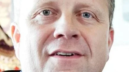 Fredrik Ahlstedt väntar på lunchen.
