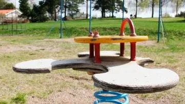 Nya Tärnsjöbygdens Framtid vill att lekplatsen mellan Kapellvägen och Norléns gränd i centrala Tärnsjö rustas upp.