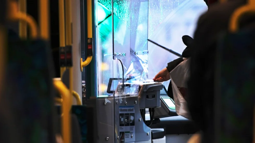 Resenären hade inte en giltig biljett. Då spottade 30-åringen busschaufören i ansiktet. Nu väntar rättegång för brottet ”förgripelse mot tjänsteman” (Arkivbild).