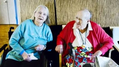 Aina Hult och Florence von Malmborg på Stenhagens äldreboende.