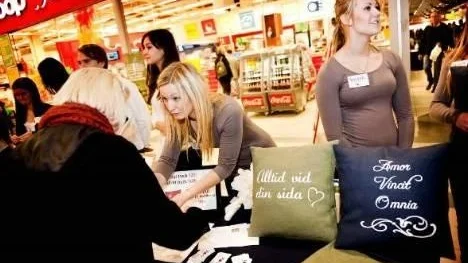 Man måste ha ett trevligt bemötande, tyckte Elin Ahlund och Amanda Hjelm som försökte sälja kuddar som de sytt själva.