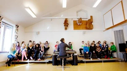 Musiklektion på Domarringens skola.