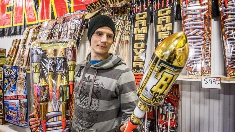 Gabriel Lundberg visar upp butikens största raketer.