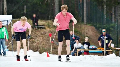 Jakob Jansson och Emil Johansson i en tuff uppgörelse.