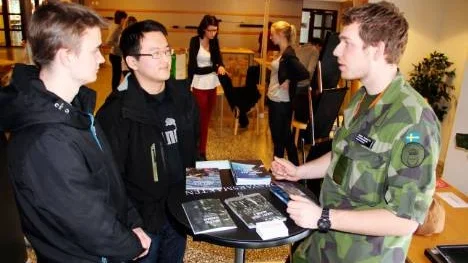 Försvarets Mikael Pousette t h förklarar för två gymnasister. REKRYTERING. Grundlönen för en soldat är 18 500, men med olika tillägg kan du komma upp i 25 000 krononor i månaden förklarar Försvarmaktens rekryterare Joakim Pousette (t h) för Fredrik Hallin (t v) och Martin Wallin, elever på elprogrammet på Högbergsgymnasiet i Tierp.