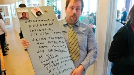 Forshem, Tierp, 25 mars 2013: Marcus Kihlström hälsade med en vänskapskram välkommen till invigningen av Forshem, kommunens nya gruppboende och lokaler för daglig verksamhet för funktionshindrade.