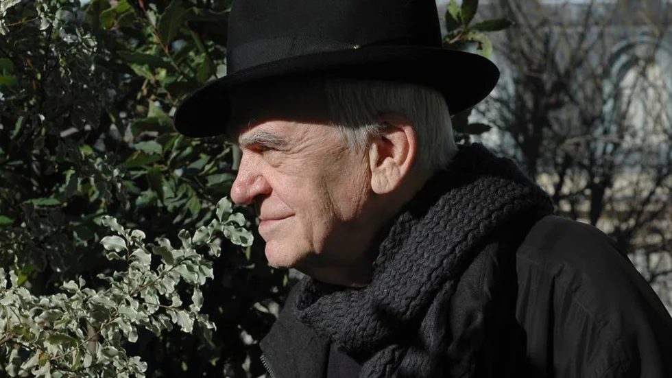 Milan Kundera, mest berömd för sin roman "Varats olidliga lätthet", är aktuell med en ny essäsamling.
