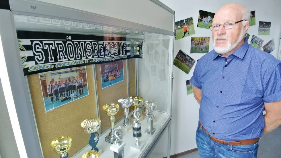 Pokaler. Pokaler, gamla dojor och bilder är något av det Rolf Lindberg valt till utställningen om Strömsbergs IF.