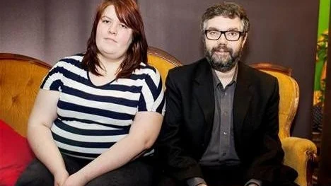 Reportrarna Therese Wappsell och Sebastian Eneman på Radio Fyris. Sedan 2009 har de bevakat frågan om habiliteringsersättningen genom att bland annat intervjua kommunpolitiker och personer som går till dagligverksamheter.