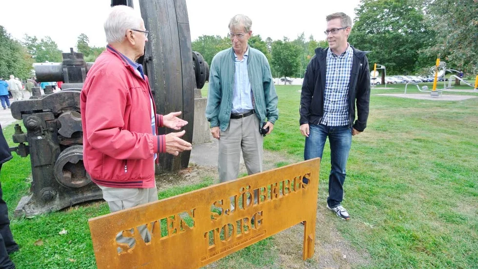 Familjetorg. Gunnar Thollander tillsammans med Sven Gunnar och Anders Sjöberg vid skylten som visar deras fars och farfars och nu även torgets namn.