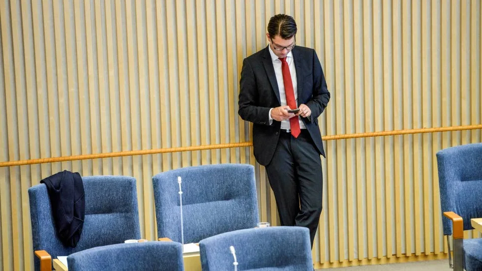 Ensam. Sverigedemokraternas ledare Jimmie Åkesson i riksdagens plenisal i Stockholm på måndagen i samband med uppropet av den nyvalda riksdagen.