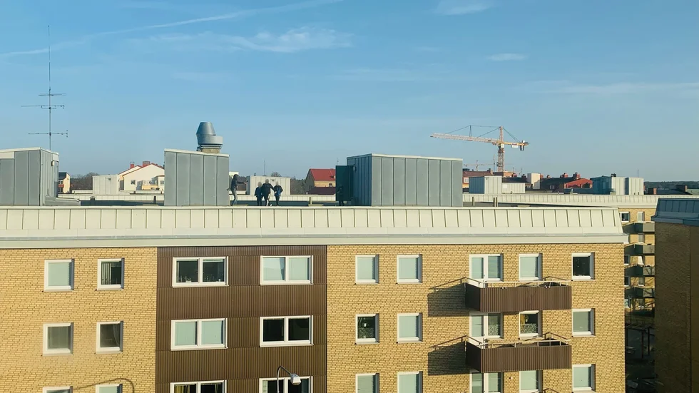 En livsfarlig lek utspelade sig på ett tak i centrala Eskilstuna på torsdagen.