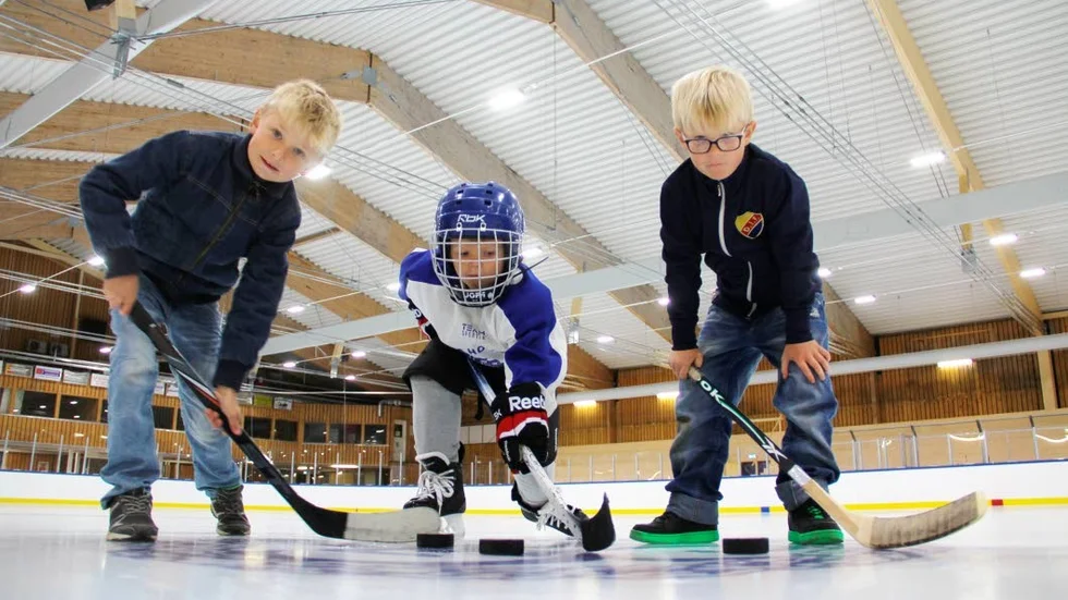 6-årige Milton Johansson blev smått historisk som blev först ut att ta de första skridskoskär på isen i Gimos nya ishall. Simon Carlqvist (tv) och Fabian Hägerström hade inte rören med sig.