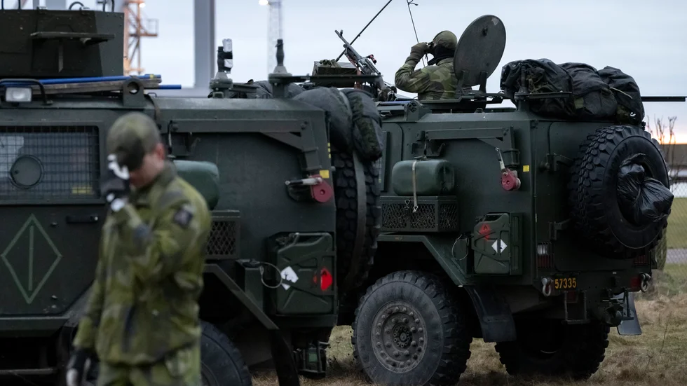 "Vi behöver rusta upp vårt försvar, och det snabbt, och vi måste gå med i Nato. Det är den enda väg som Sverige har för att undvika att hamna i samma sits som Ukraina", skriver ledarskribenten.