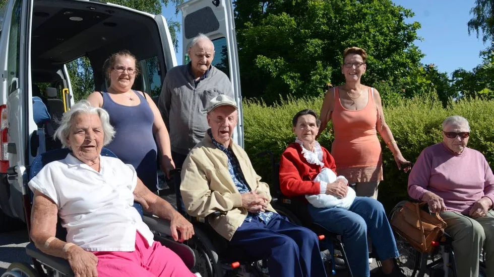 Resenärerna. Här är hela gänget som åkte till Vadstena, från vänster Tuttan Karlsson, Linnéa Astvall, Ingvar Sixtensson, Per-Åke Widegren, Hjördis Larsson, Ingela Ericsson och Ingrid Johansson.